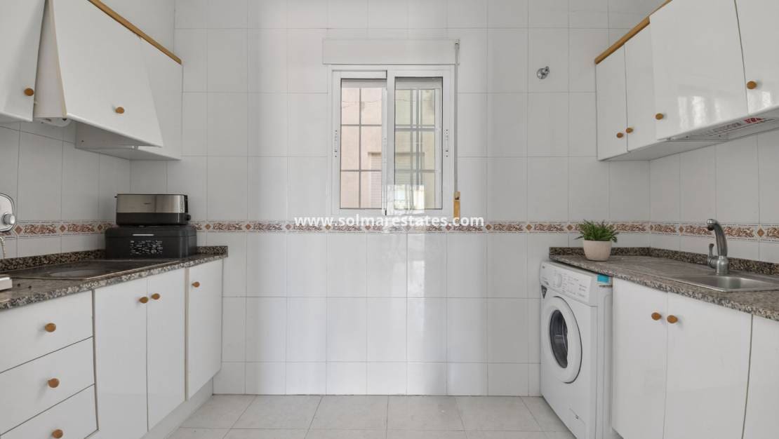 2 bedroom Apartment for sale in Torrevieja with pool - € 135,000 (Ref: 9631425)