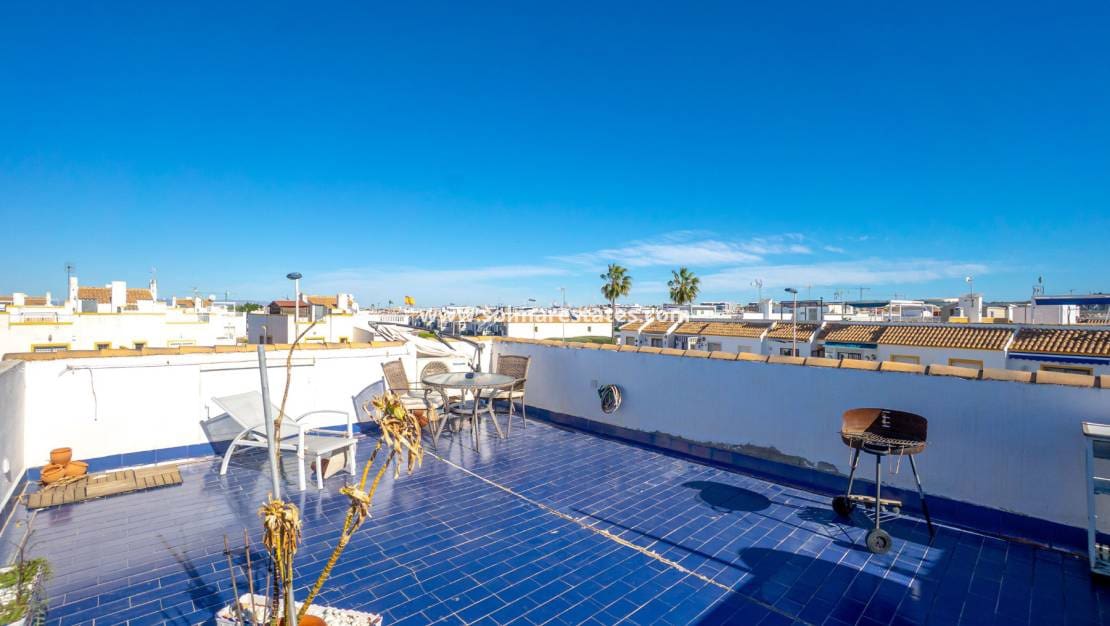 2 bedroom Apartment for sale in Torrevieja with pool - € 135,000 (Ref: 9631425)