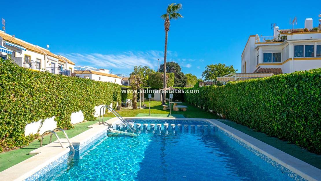 2 bedroom Apartment for sale in Torrevieja with pool - € 135,000 (Ref: 9631425)