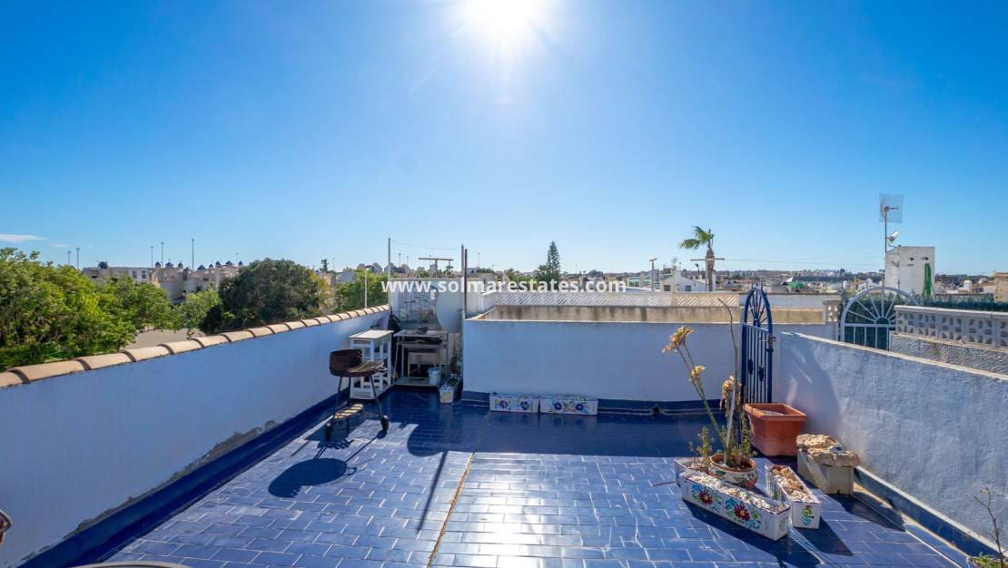 2 bedroom Apartment for sale in Torrevieja with pool - € 135,000 (Ref: 9631425)