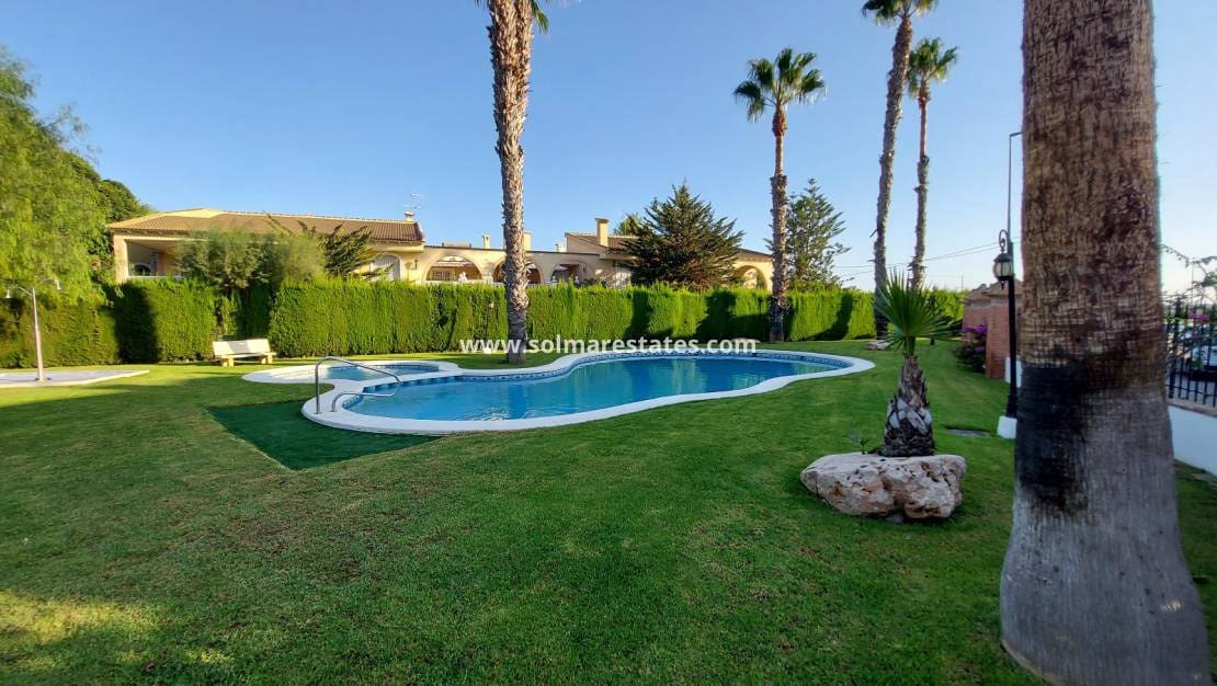 2 bedroom Townhouse for sale in Catral with pool - € 159,995 (Ref: 9635035)