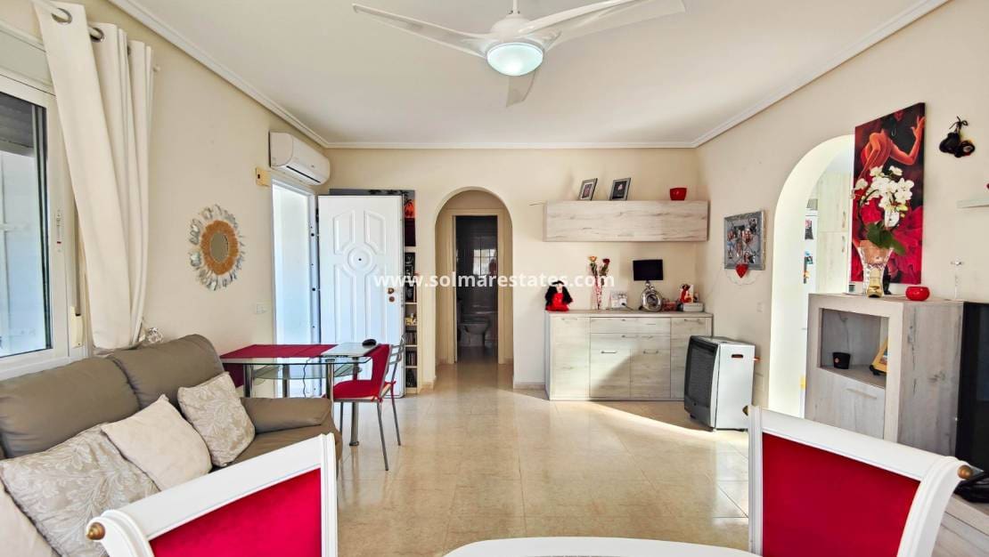 2 chambre Villa/Maison Semi-Mitoyenne à vendre à Ciudad Quesada avec piscine - 249 000 € (Ref: 9641012)