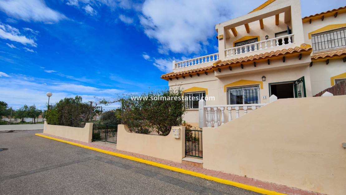 3 soveværelse Byhus til salg i Orihuela Costa med swimmingpool - € 235.000 (Ref: 9641013)