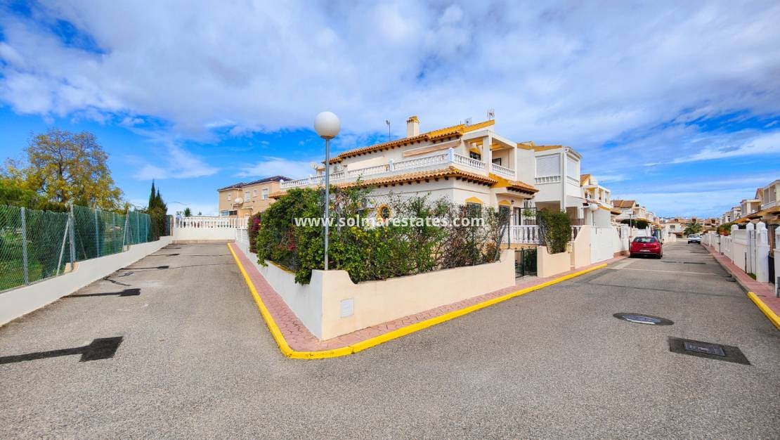 3 soveværelse Byhus til salg i Orihuela Costa med swimmingpool - € 235.000 (Ref: 9641013)