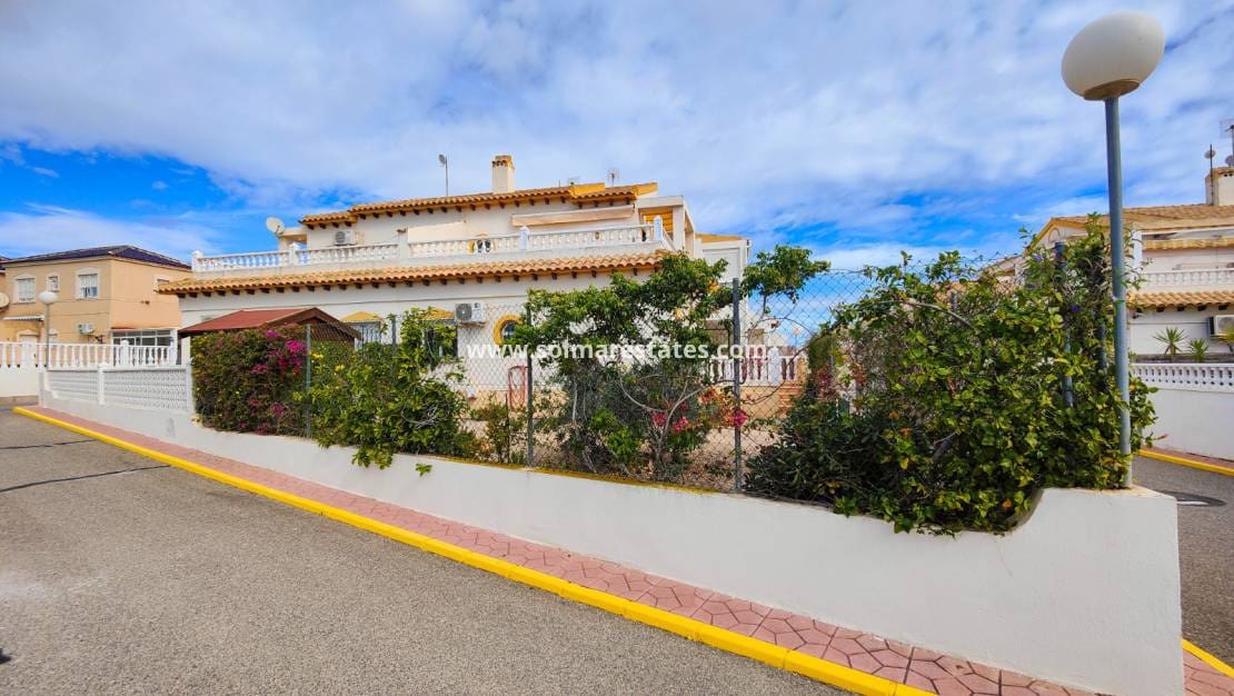 3 soveværelse Byhus til salg i Orihuela Costa med swimmingpool - € 235.000 (Ref: 9641013)