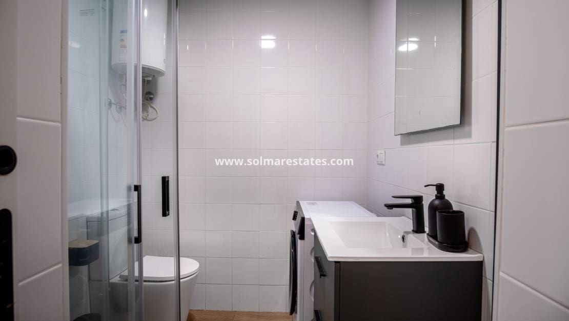 Apartment for sale in Torrevieja - € 87,000 (Ref: 9645962)