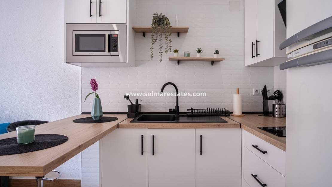 Apartment for sale in Torrevieja - € 87,000 (Ref: 9645962)