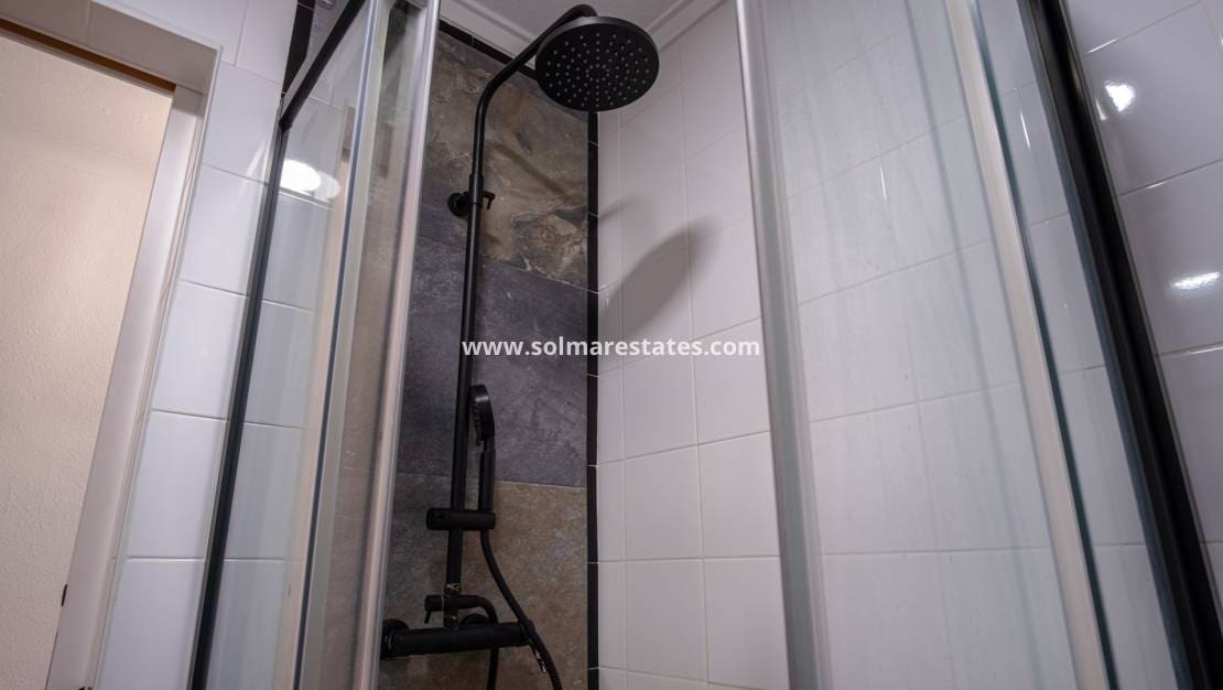 Apartment for sale in Torrevieja - € 87,000 (Ref: 9645962)