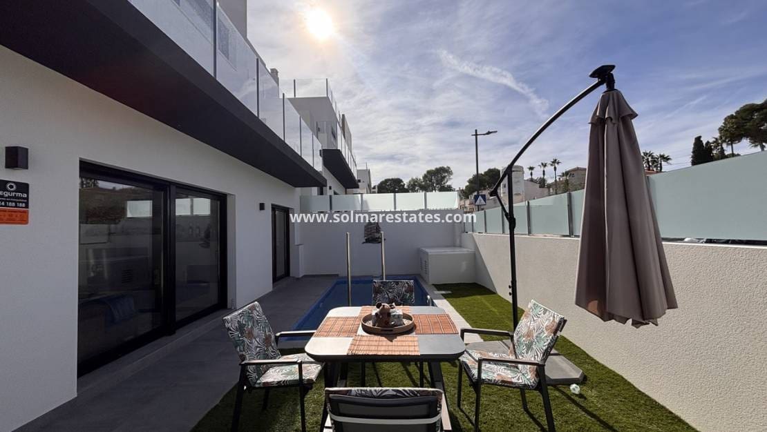 2 chambre Villa/Maison à vendre à Villamartin avec piscine - 434 950 € (Ref: 9649829)