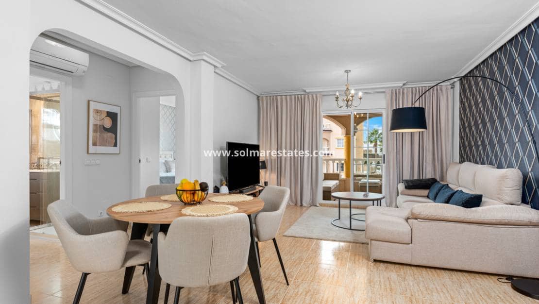 Apartamento de 2 habitaciones en Cabo Roig en venta con piscina - 179.000 € (Ref: 9650435)