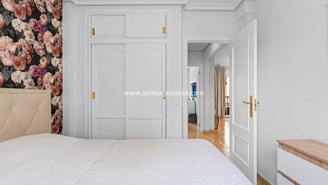 Apartamento de 2 habitaciones en Cabo Roig en venta con piscina - 179.000 € (Ref: 9650435)