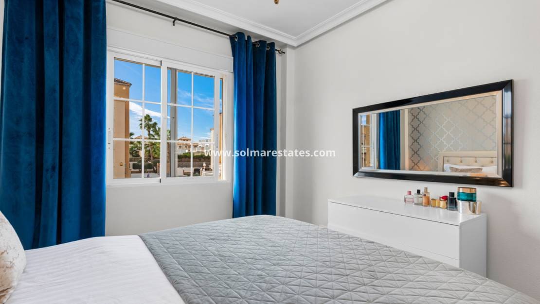 Apartamento de 2 habitaciones en Cabo Roig en venta con piscina - 179.000 € (Ref: 9650435)