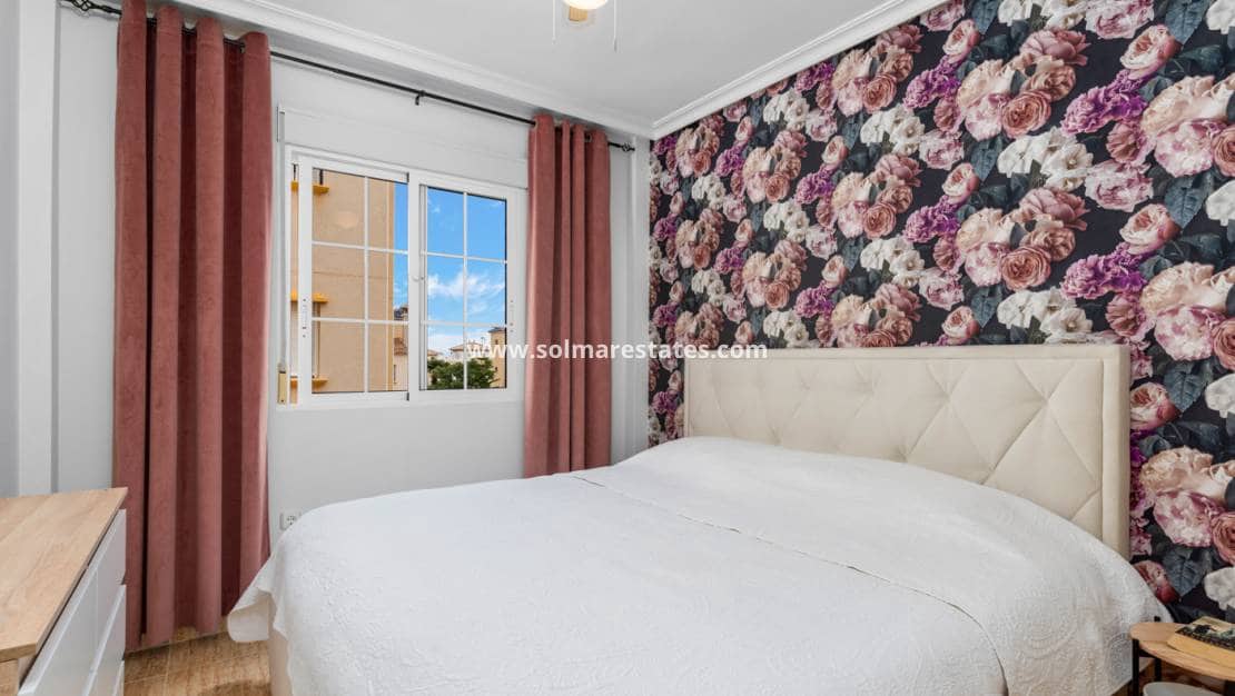 Apartamento de 2 habitaciones en Cabo Roig en venta con piscina - 179.000 € (Ref: 9650435)