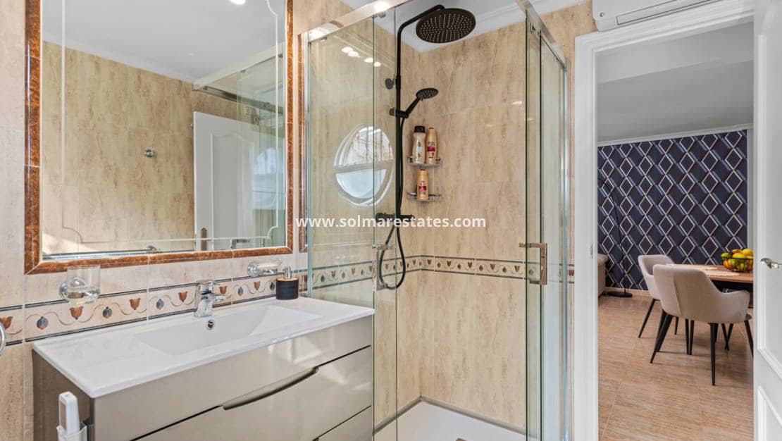 Apartamento de 2 habitaciones en Cabo Roig en venta con piscina - 179.000 € (Ref: 9650435)