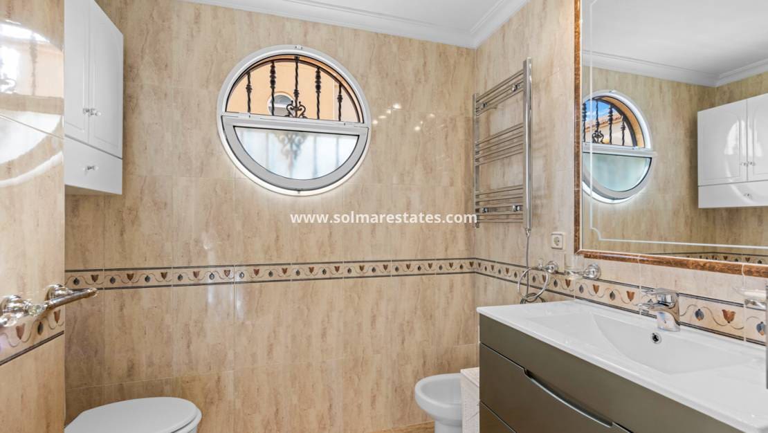 Apartamento de 2 habitaciones en Cabo Roig en venta con piscina - 179.000 € (Ref: 9650435)