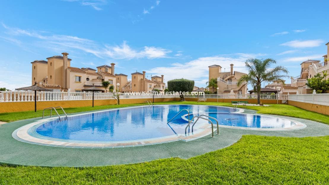 Apartamento de 2 habitaciones en Cabo Roig en venta con piscina - 179.000 € (Ref: 9650435)