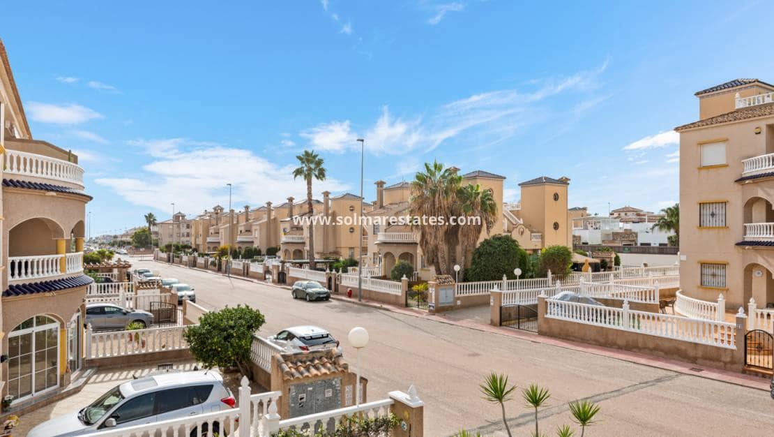 Apartamento de 2 habitaciones en Cabo Roig en venta con piscina - 179.000 € (Ref: 9650435)