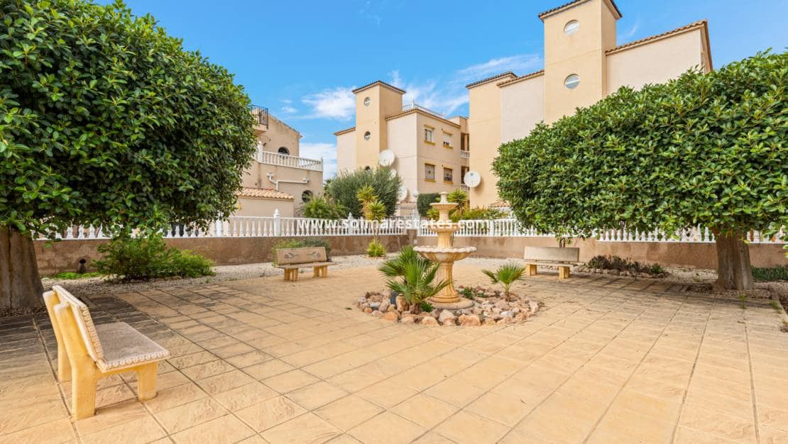 Apartamento de 2 habitaciones en Cabo Roig en venta con piscina - 179.000 € (Ref: 9650435)