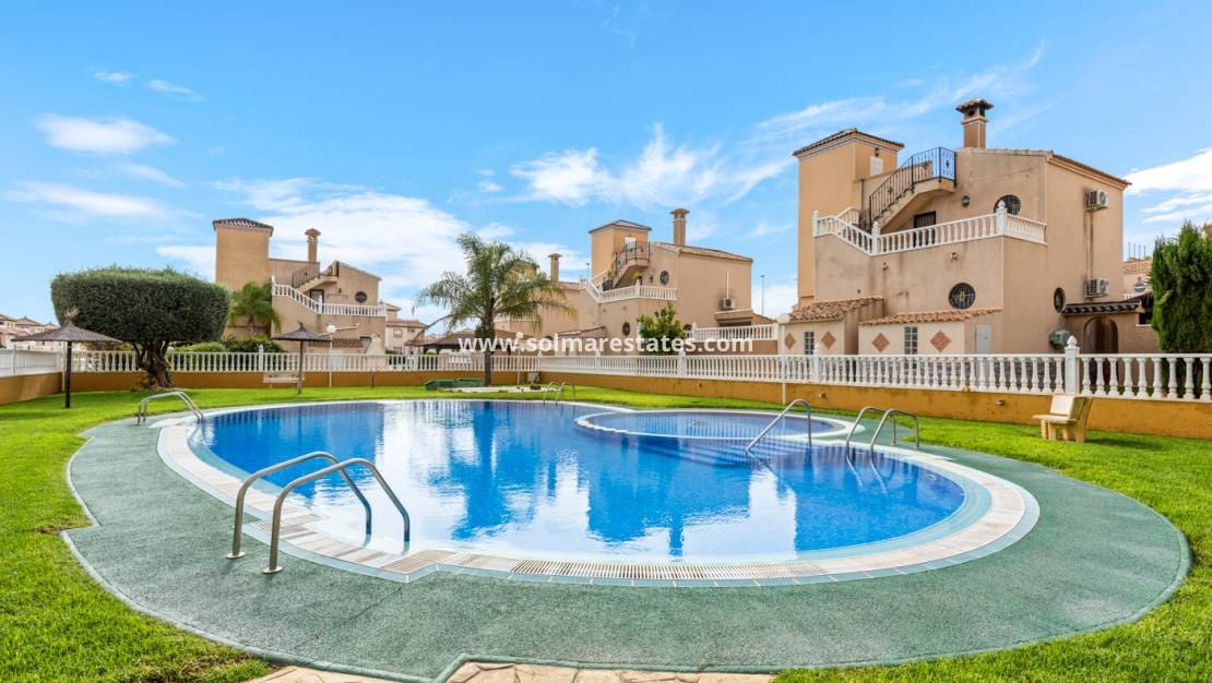 Apartamento de 2 habitaciones en Cabo Roig en venta con piscina - 179.000 € (Ref: 9650435)