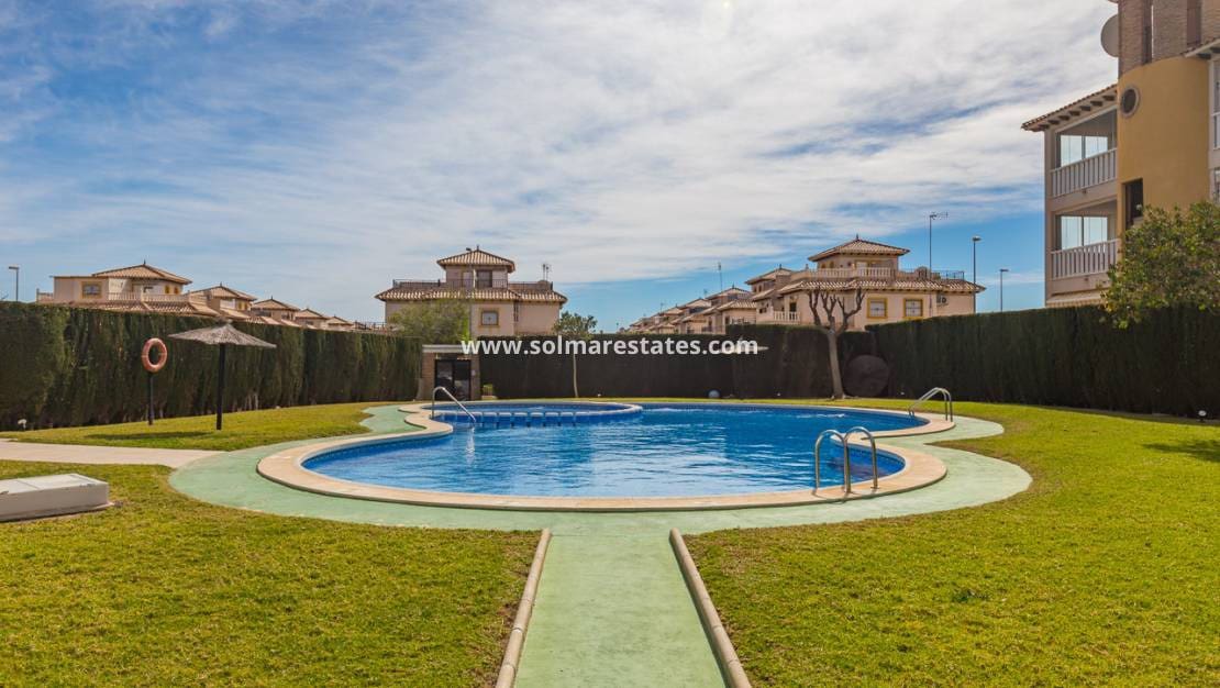 2 soveværelse Lejlighed til salg i La Zenia med swimmingpool - € 155.000 (Ref: 9650437)