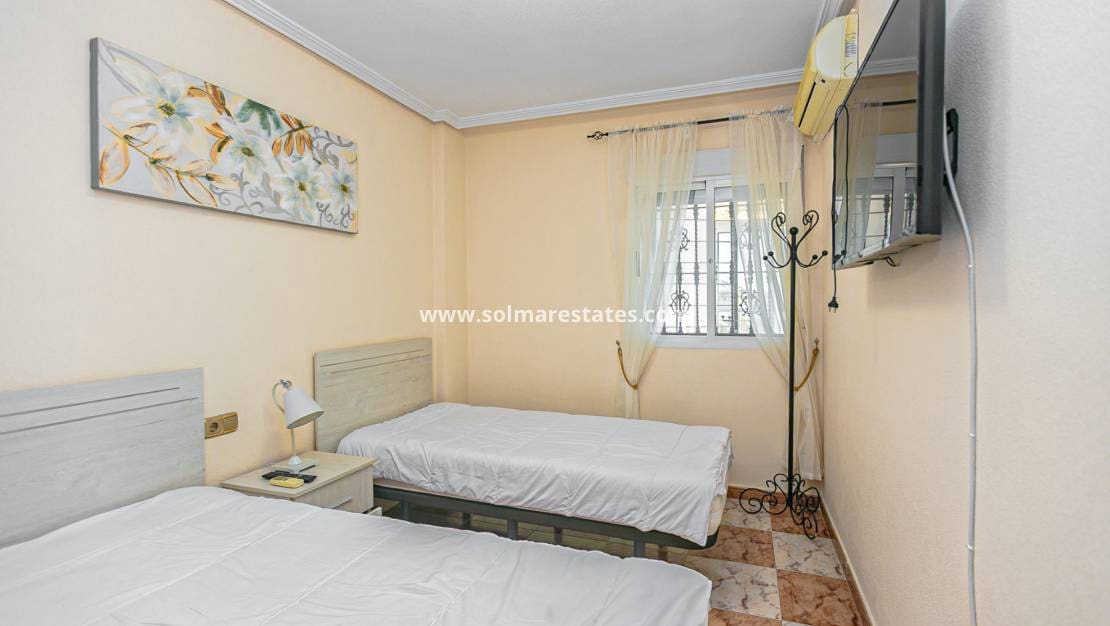 2 soveværelse Lejlighed til salg i La Zenia med swimmingpool - € 155.000 (Ref: 9650437)