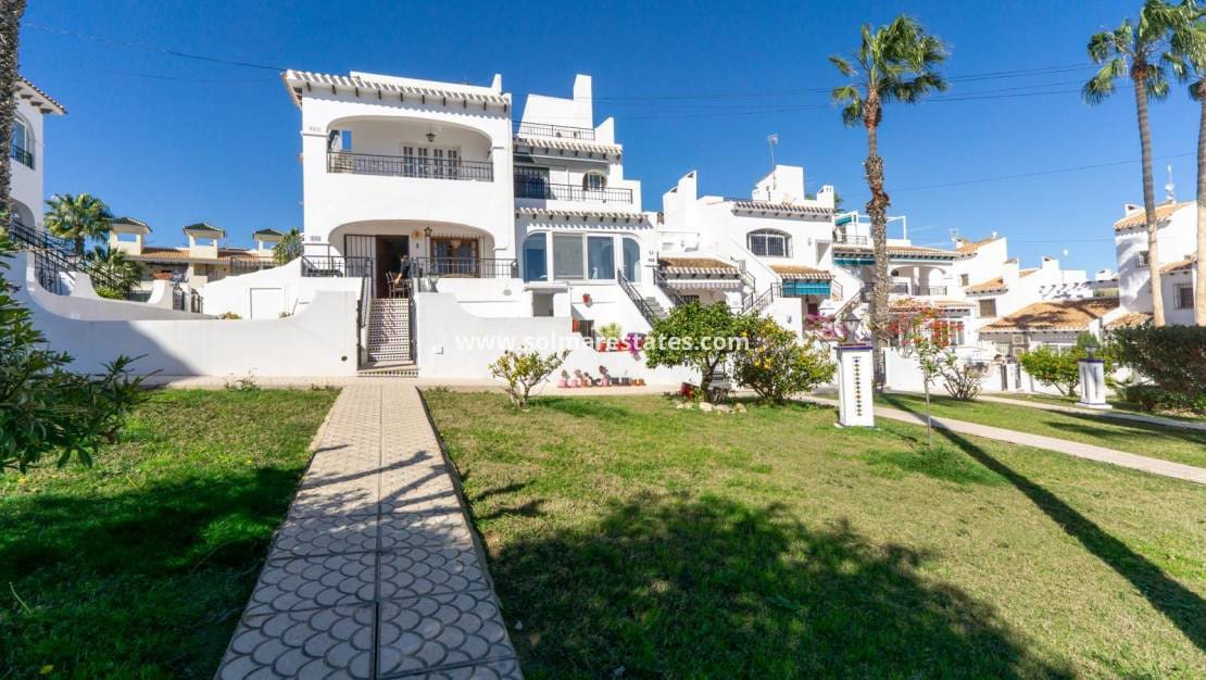 2 Zimmer Apartment zu verkaufen in Villamartin mit Pool - 175.000 € (Ref: 9656398)