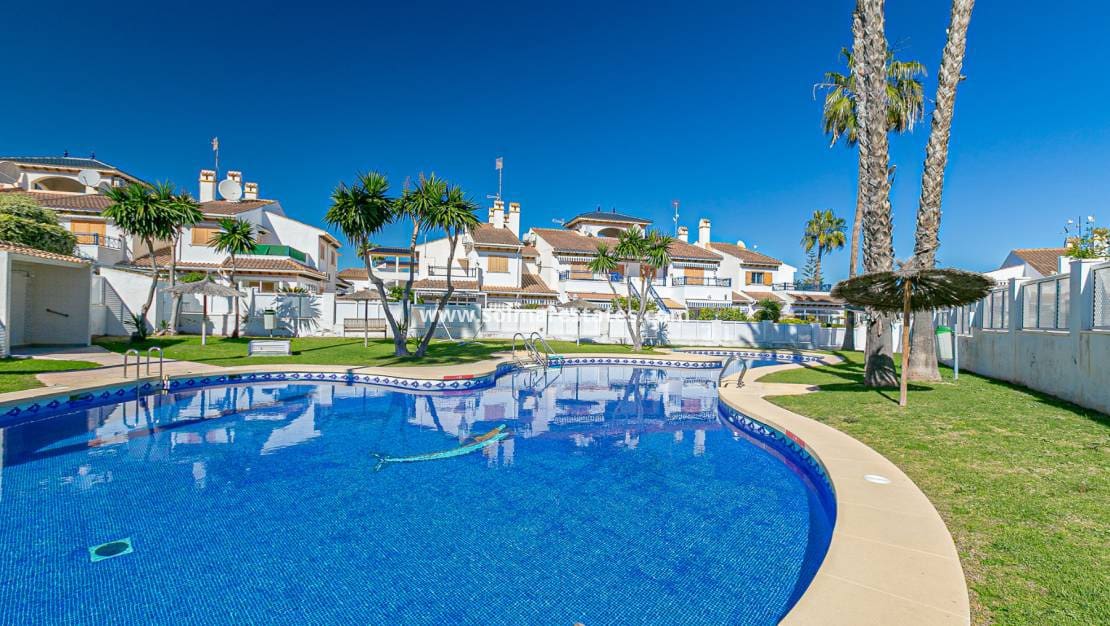 Pareado de 2 habitaciones en Pilar de la Horadada en venta con piscina - 235.000 € (Ref: 9667181)