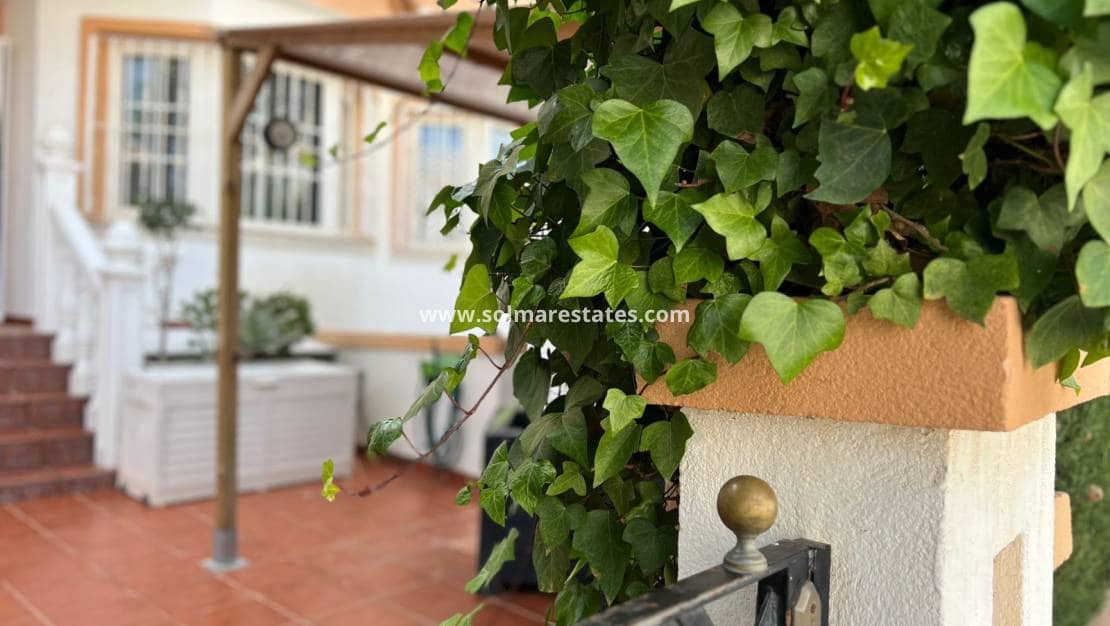 4 bedroom Townhouse for sale in Villamartin with pool - € 238,000 (Ref: 9667184)