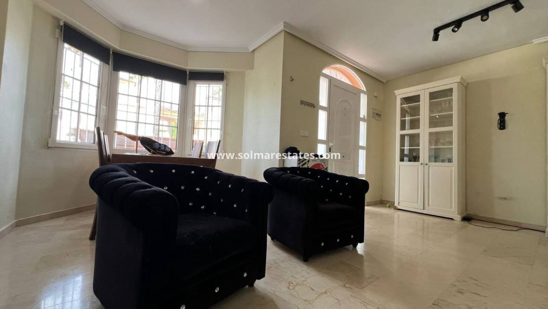 4 bedroom Townhouse for sale in Villamartin with pool - € 238,000 (Ref: 9667184)