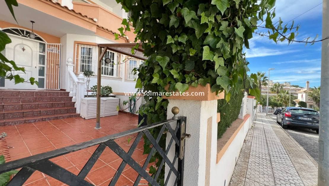 4 bedroom Townhouse for sale in Villamartin with pool - € 238,000 (Ref: 9667184)