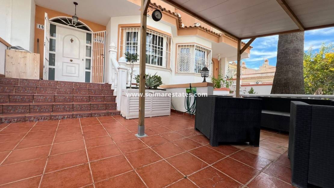 4 bedroom Townhouse for sale in Villamartin with pool - € 238,000 (Ref: 9667184)