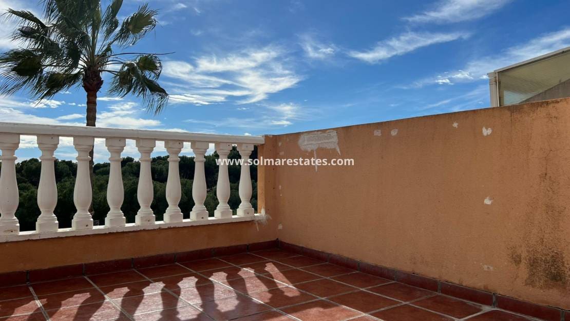 4 bedroom Townhouse for sale in Villamartin with pool - € 238,000 (Ref: 9667184)