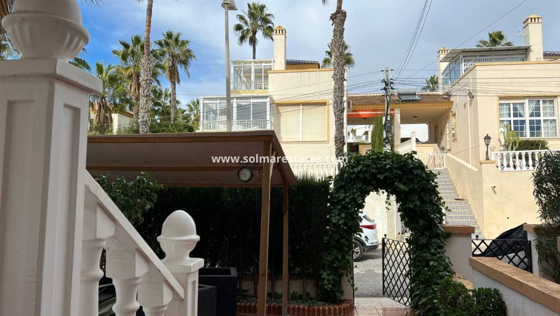 4 bedroom Townhouse for sale in Villamartin with pool - € 238,000 (Ref: 9667184)
