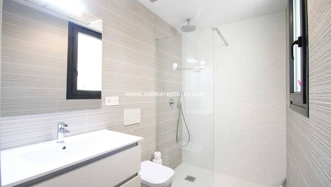 2 soverom Leilighet til salgs i Los Altos med svømmebasseng - € 269 950 (Ref: 9678167)