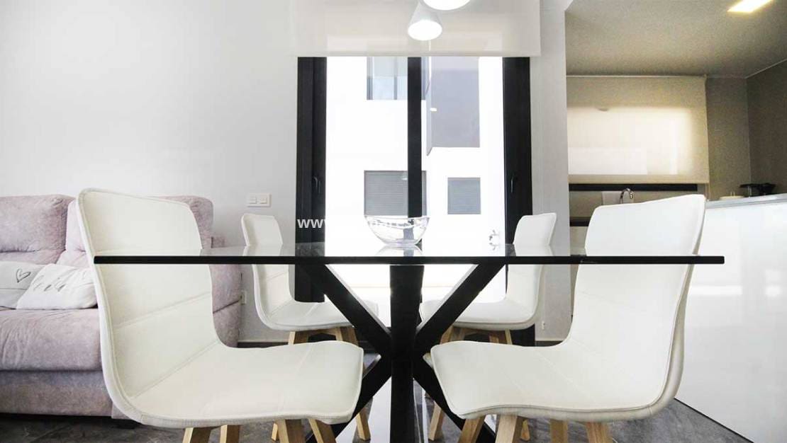 2 soverom Leilighet til salgs i Los Altos med svømmebasseng - € 269 950 (Ref: 9678167)