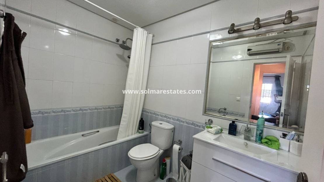 3 makuuhuone Paritalo myytävänä paikassa Villamartin mukana uima-altaan - 359 000 € (Ref: 9687496)