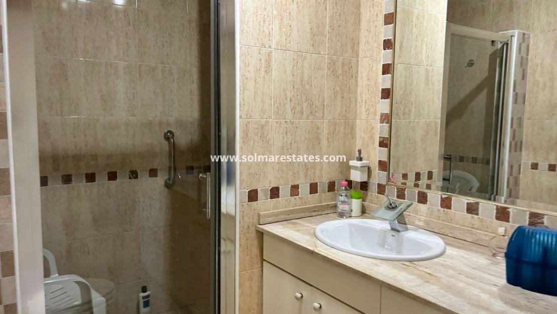 3 makuuhuone Paritalo myytävänä paikassa Villamartin mukana uima-altaan - 359 000 € (Ref: 9687496)