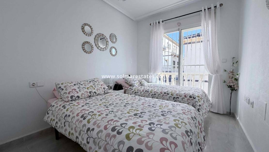 Casa de 3 habitaciones en Playa Flamenca en venta con piscina - 205.000 € (Ref: 9713457)