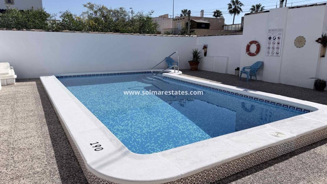 Casa de 3 habitaciones en Playa Flamenca en venta con piscina - 205.000 € (Ref: 9713457)