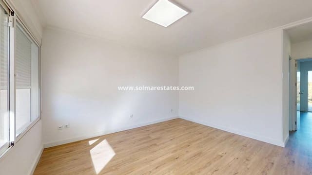 Apartamento de 2 habitaciones en Villamartin, Orihuela en venta - 225.000 € (Ref: 9713853)