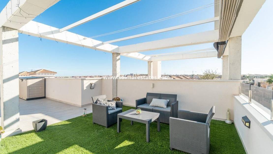 2 bedroom Apartment for sale in Villamartin with pool - € 325,000 (Ref: 9713854)