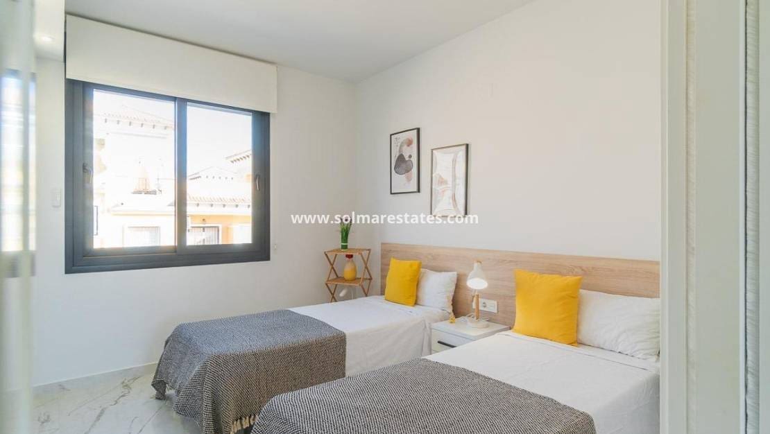 2 bedroom Apartment for sale in Villamartin with pool - € 325,000 (Ref: 9713854)