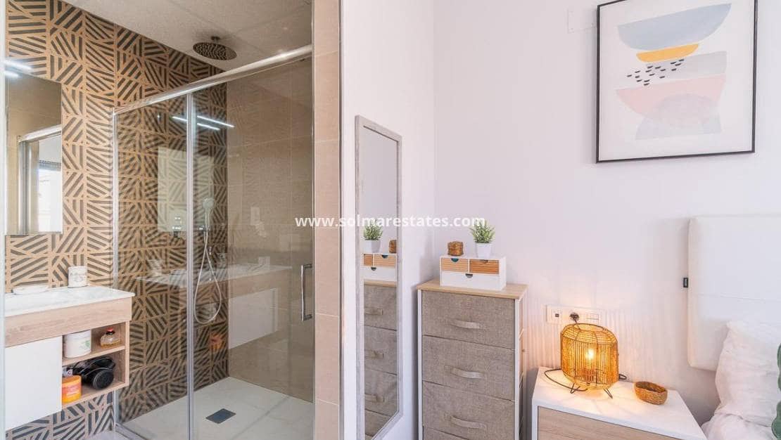 2 bedroom Apartment for sale in Villamartin with pool - € 325,000 (Ref: 9713854)