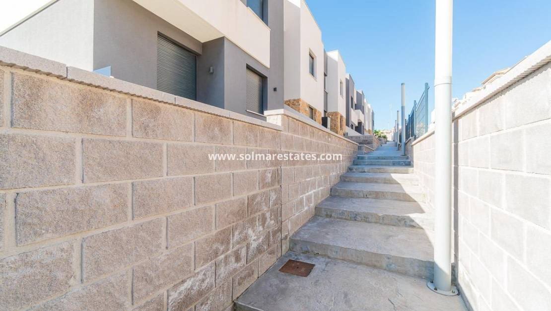 2 bedroom Apartment for sale in Villamartin with pool - € 325,000 (Ref: 9713854)