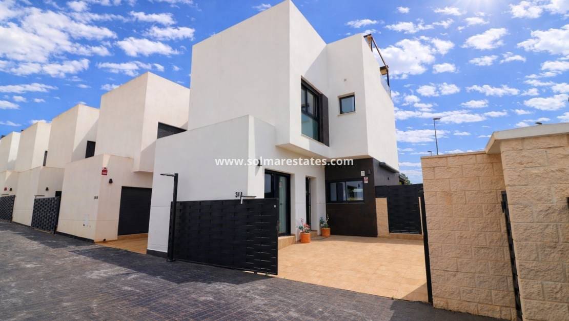 3 Zimmer Villa zu verkaufen in Benijofar mit Pool - 399.950 € (Ref: 9720441)