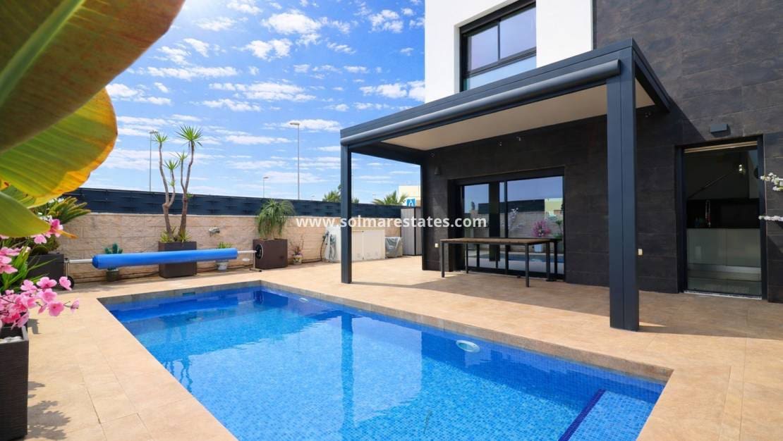 3 Zimmer Villa zu verkaufen in Benijofar mit Pool - 399.950 € (Ref: 9720441)