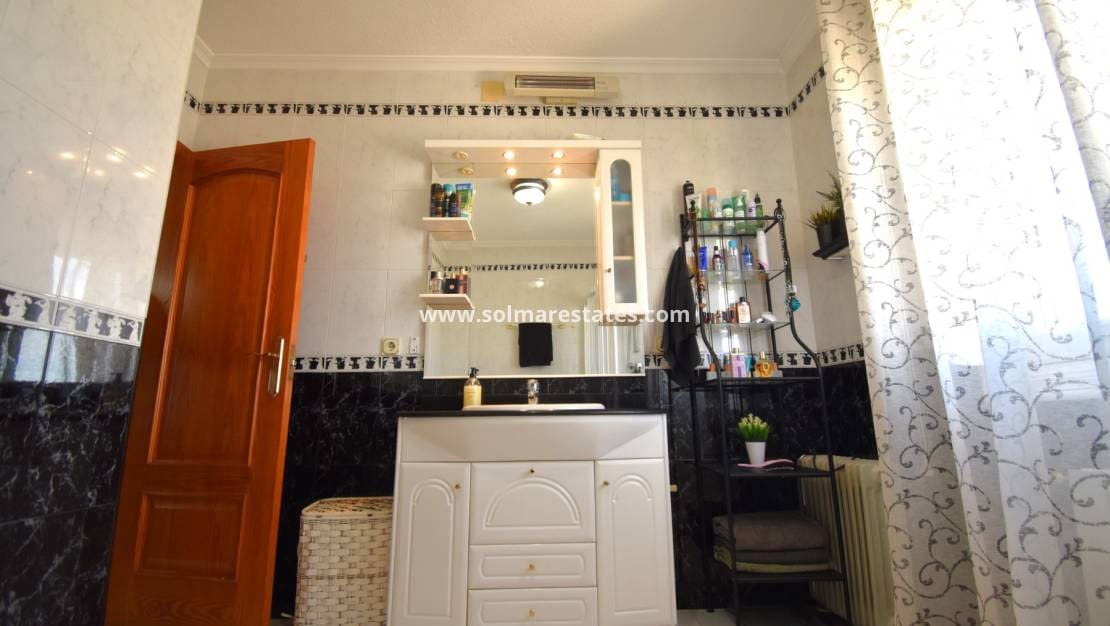 4 soverom Kjedet enebolig til salgs i Los Balcones med svømmebasseng - € 430 000 (Ref: 9720443)