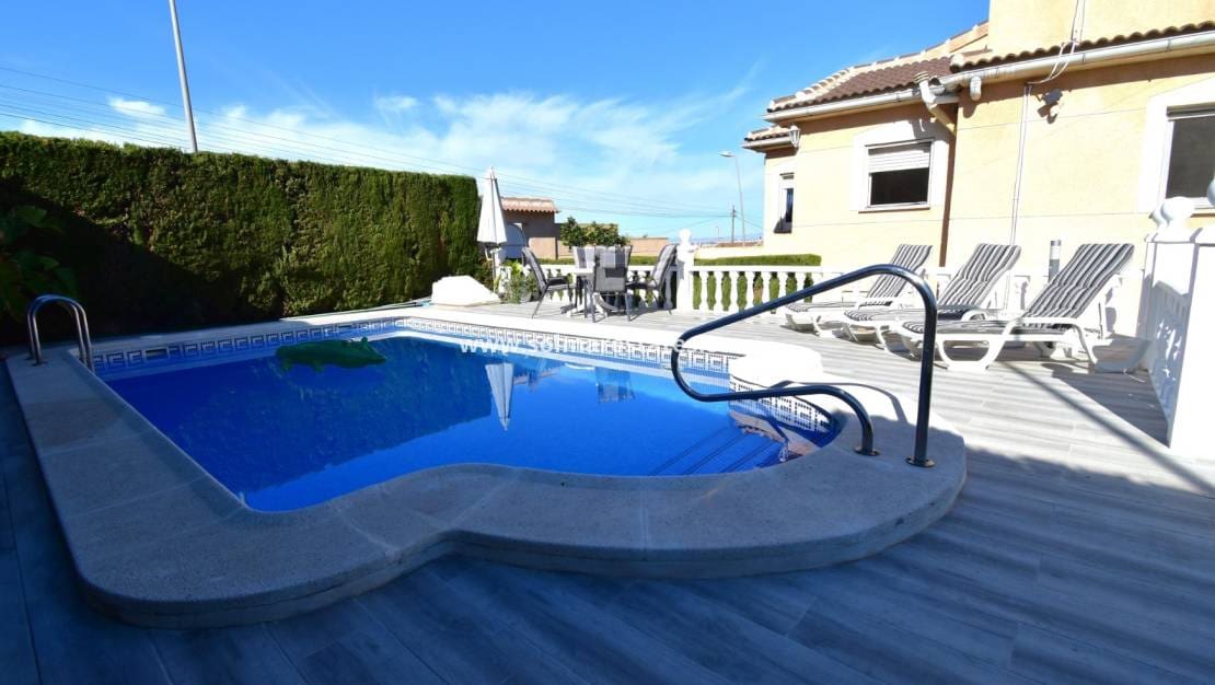 4 soverom Kjedet enebolig til salgs i Los Balcones med svømmebasseng - € 430 000 (Ref: 9720443)