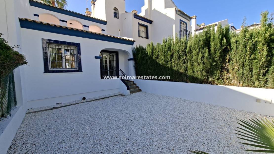 2 soveværelse Bungalow til salg i Villamartin med swimmingpool - € 229.000 (Ref: 9720444)