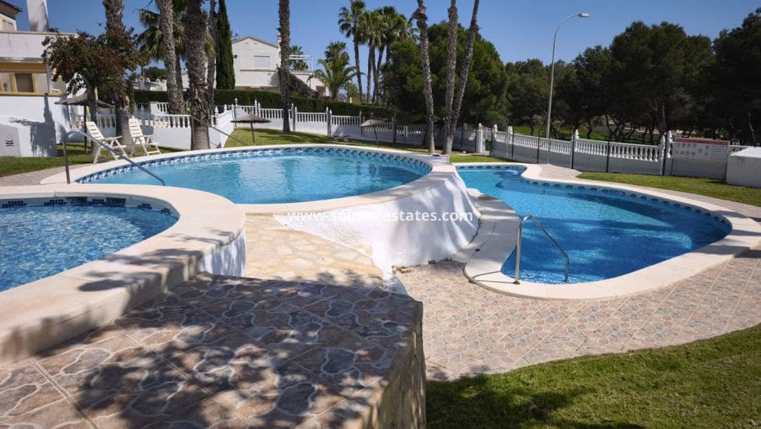 2 soveværelse Bungalow til salg i Villamartin med swimmingpool - € 229.000 (Ref: 9720444)